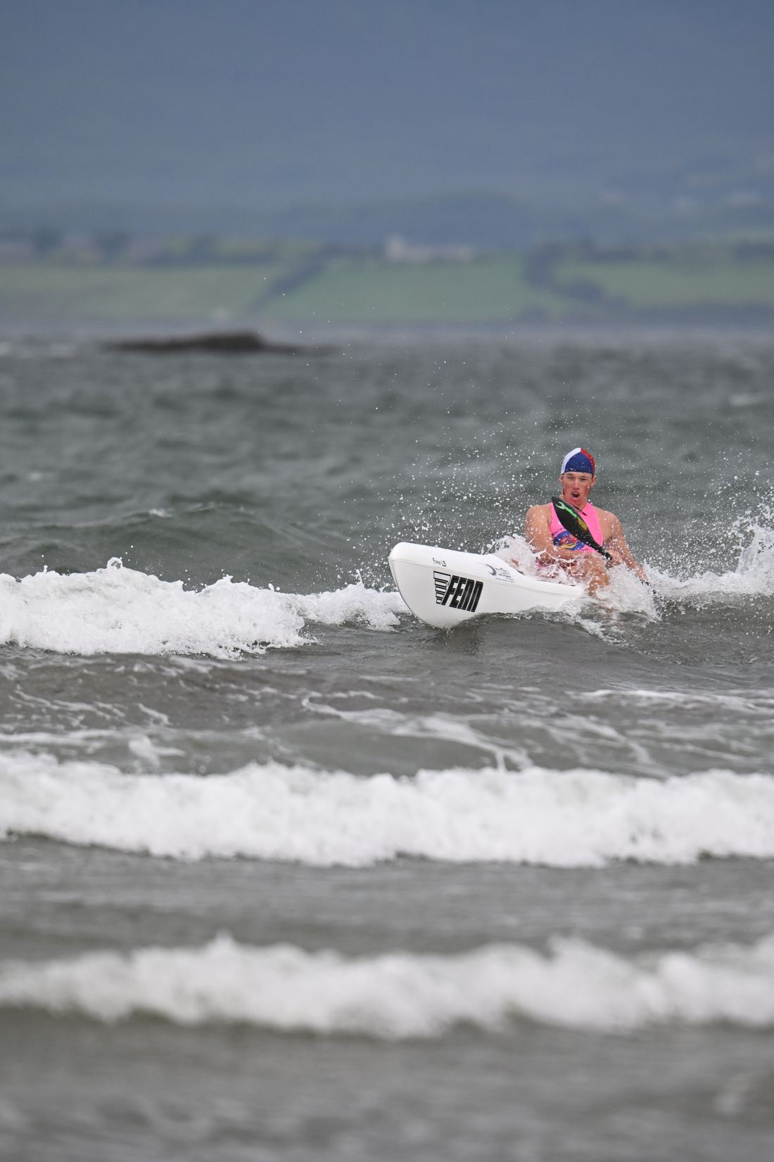 František Bělohlav projíždí vlnou na surf ski